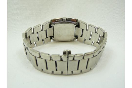 Ladies Gucci 8500L quartz wrist watch. Stainless steel case 29mm having