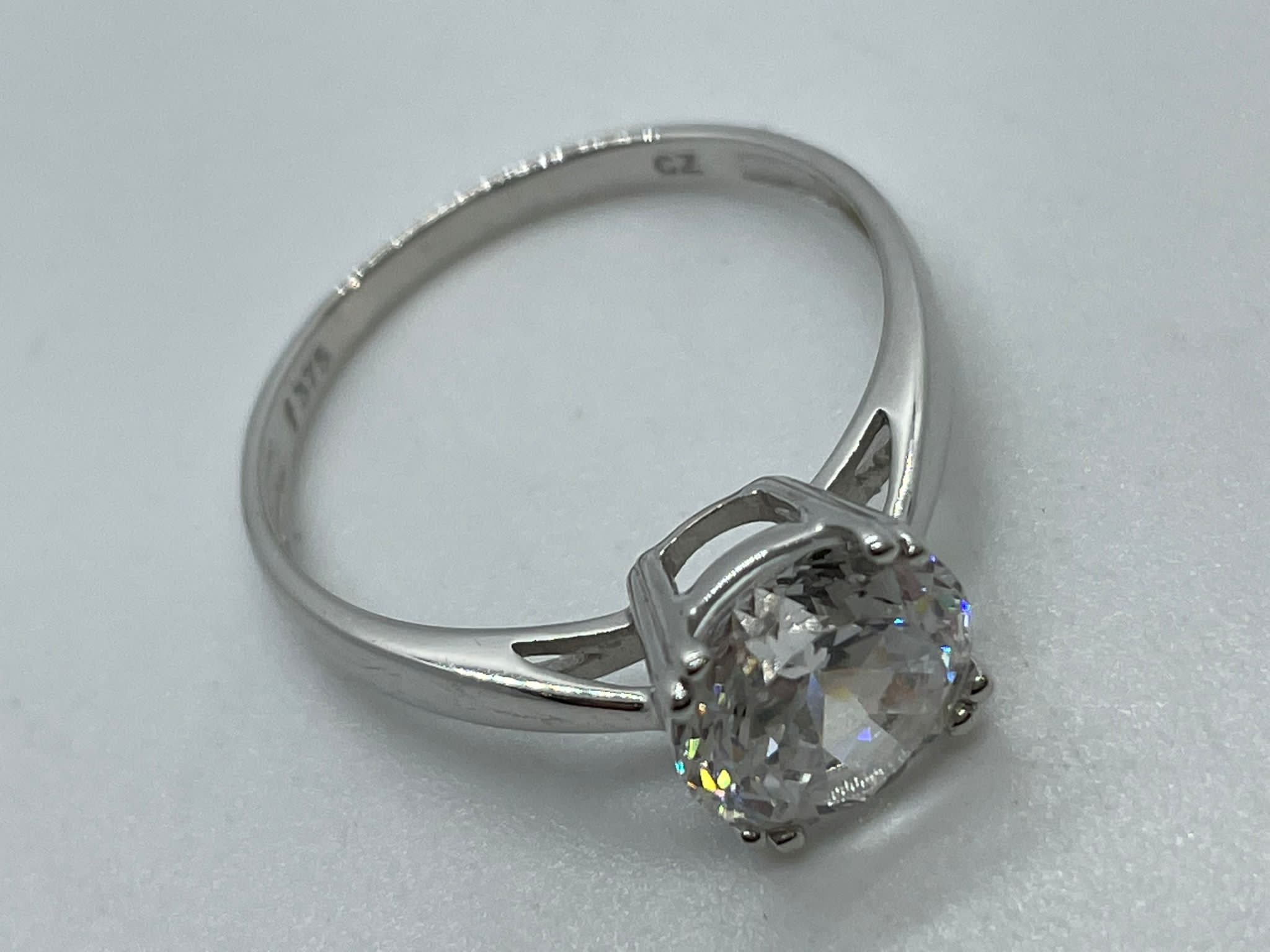 9ct white gold CZ ring - Image 2 of 3