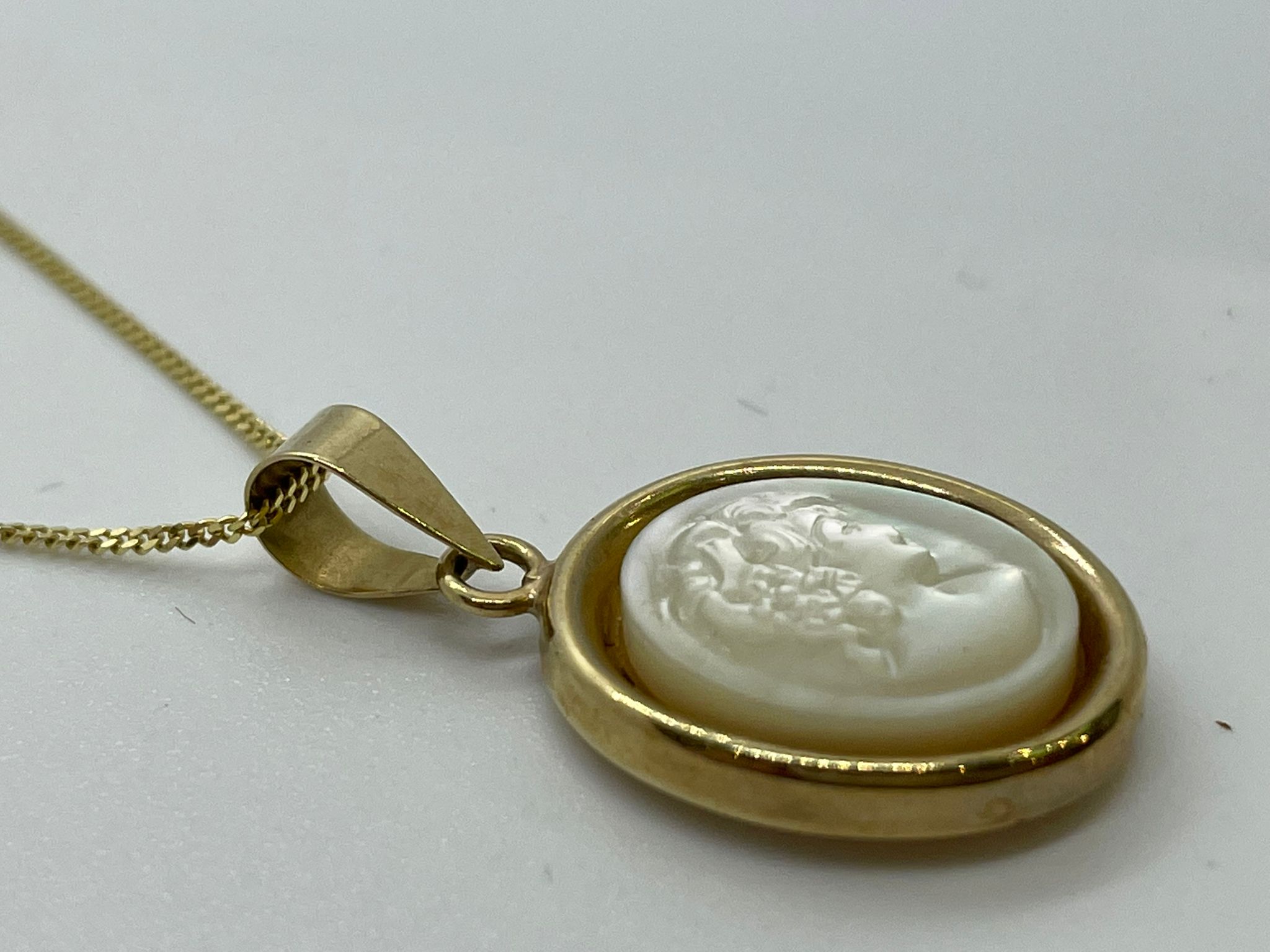 9ct gold pendant and chain - Image 2 of 2