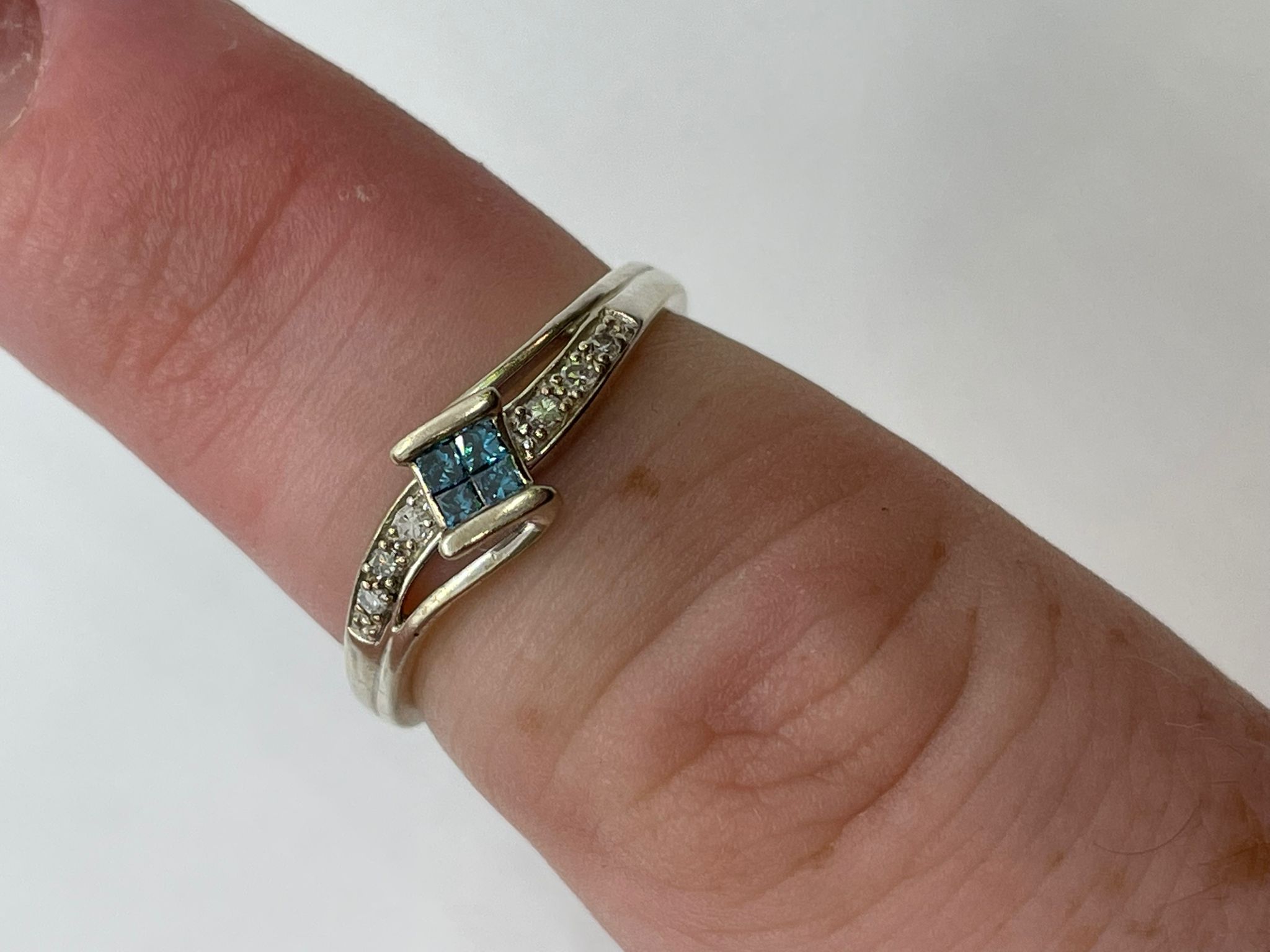 Silver blue diamond ring - Image 3 of 3