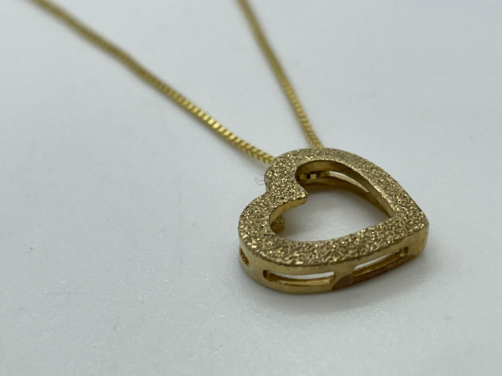 9ct gold pendant and chain