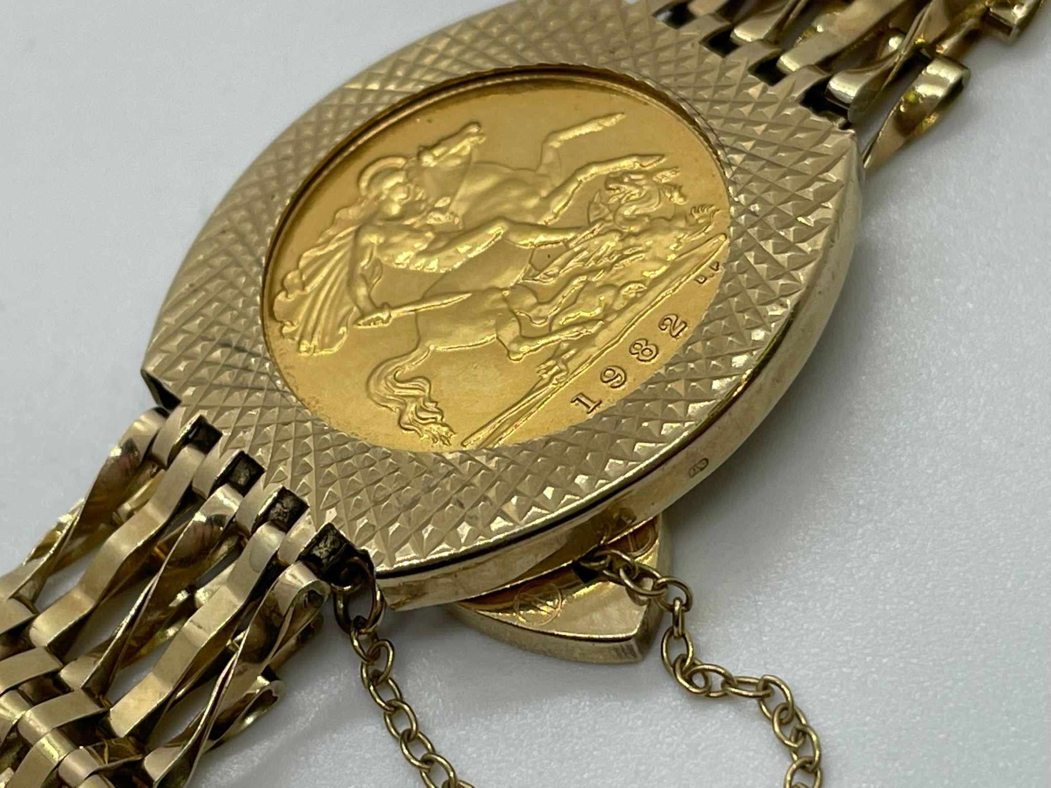 9ct gold sovereign bracelet - Image 2 of 2