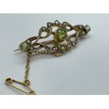 14/15ct gold pearl and peridot brooch