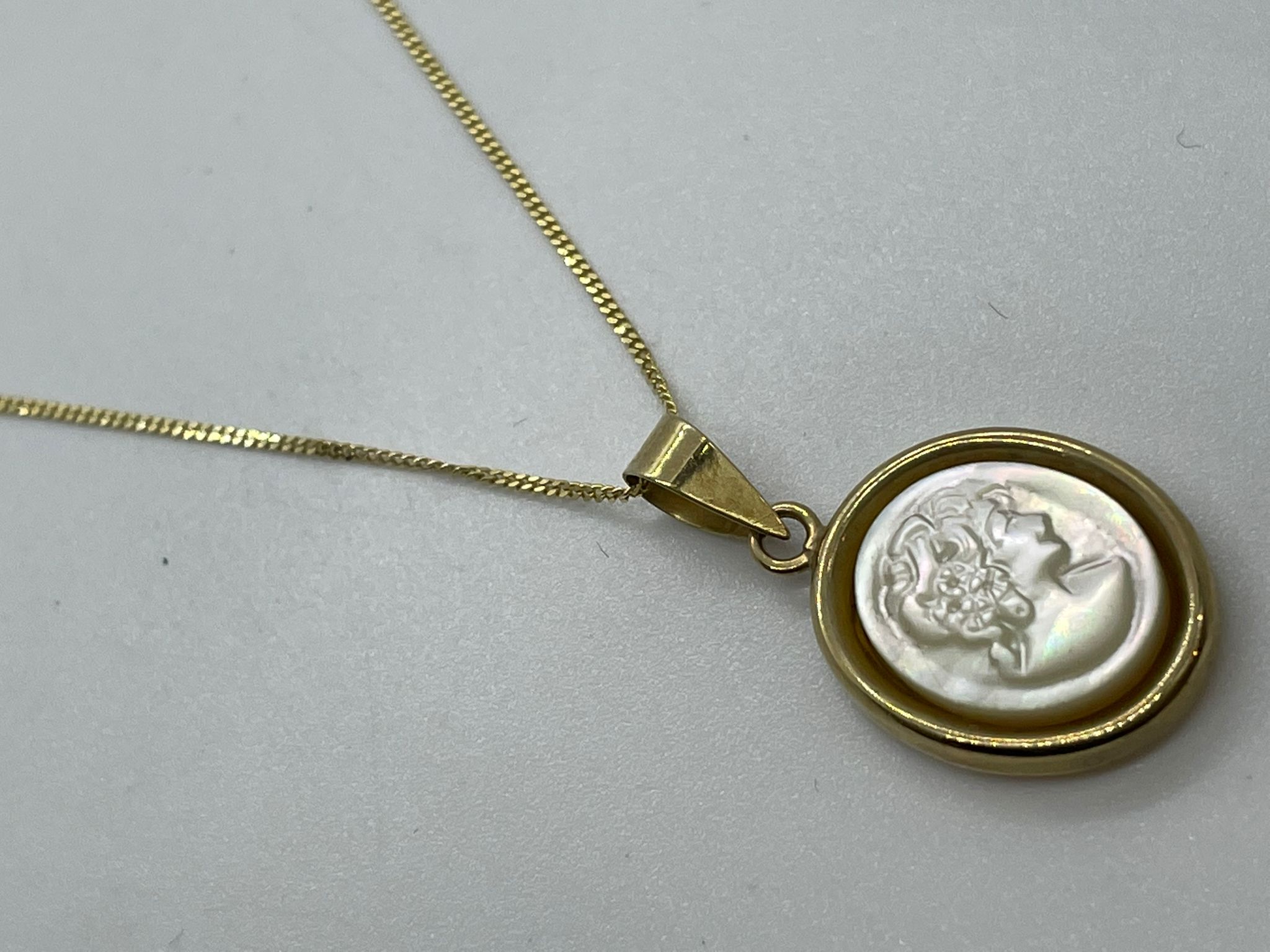 9ct gold pendant and chain