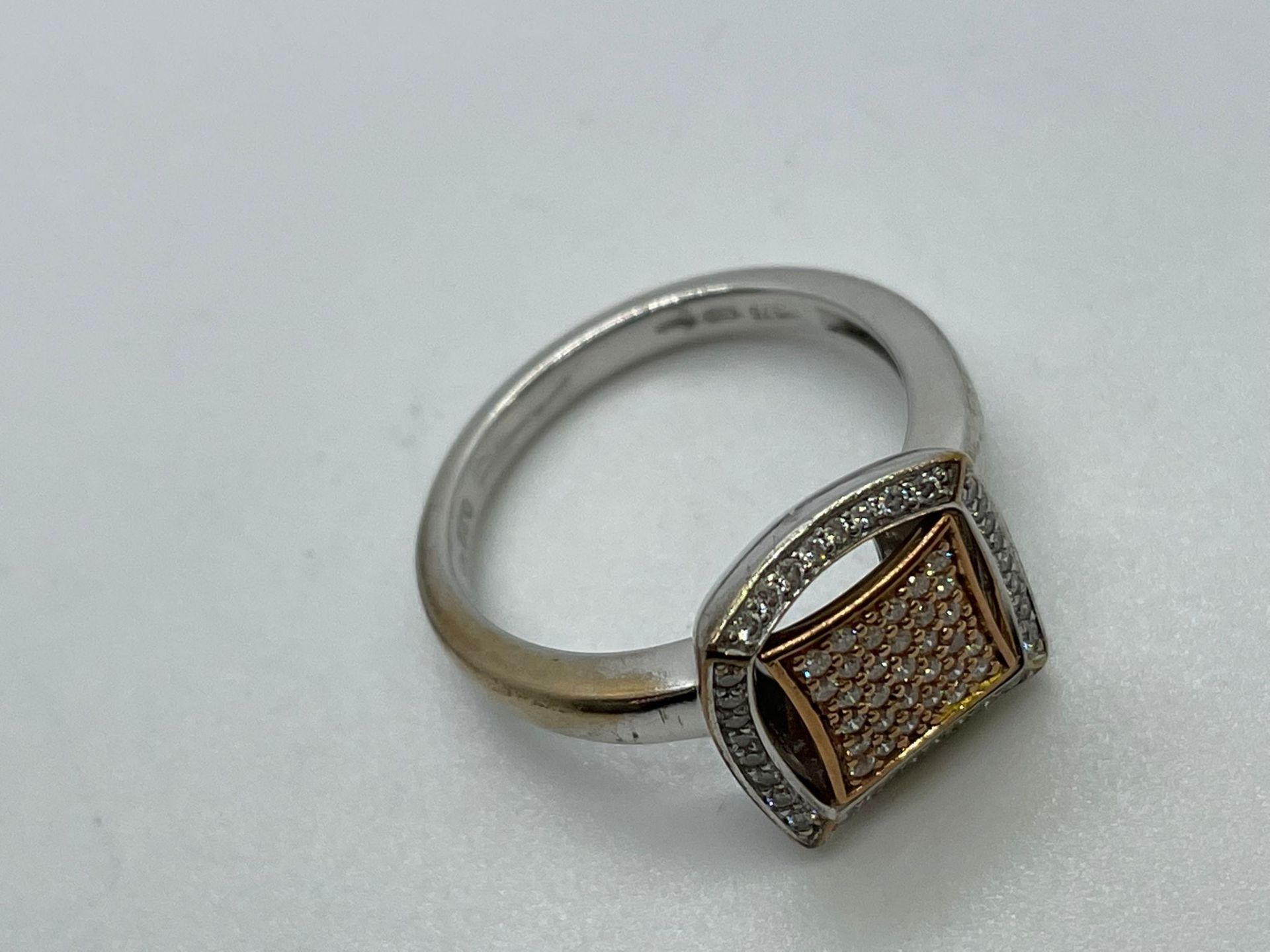 9ct white and rose gold diamond ring - Image 2 of 3