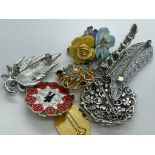 Assorted costume brooches