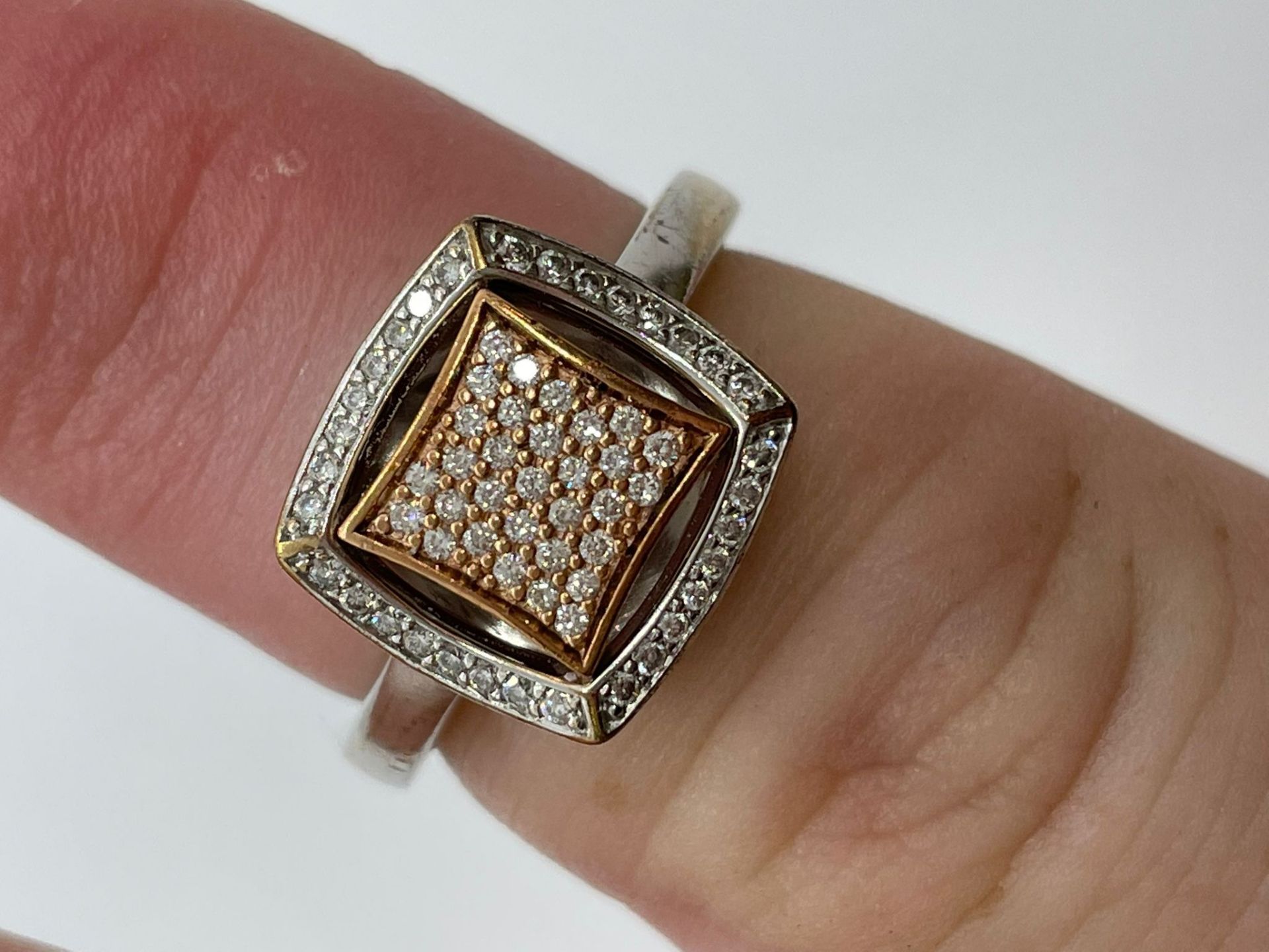 9ct white and rose gold diamond ring - Image 3 of 3