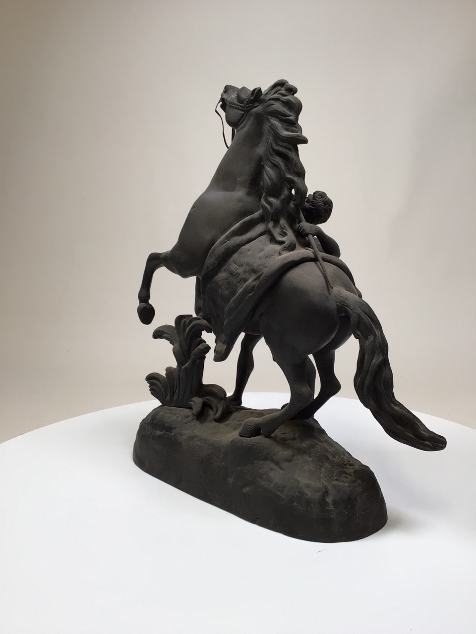 After Guillaume Costeau - Pair of bronze Marley horses with horsemen, each in rearing pose on oval - Image 15 of 16