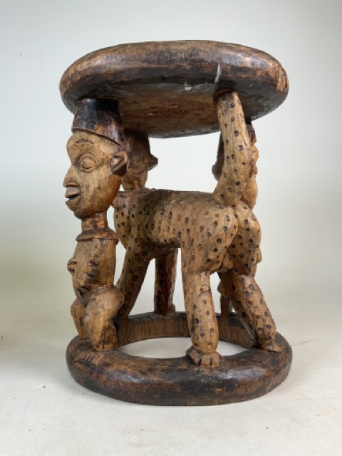 A matched pair of late 19th early 20th century West African (Yaruba) carved hard wood ceremonial - Bild 3 aus 13