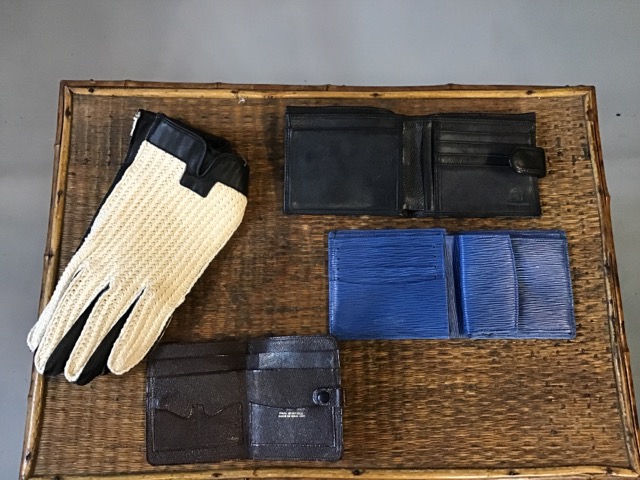3 leather wallets, 1 leather card holder by 1940s doeskin gents gloves together with 2 shirt collars - Image 2 of 3