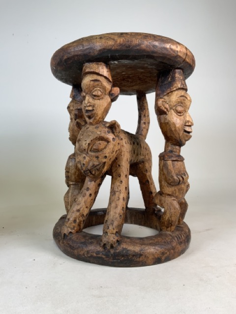 A matched pair of late 19th early 20th century West African (Yaruba) carved hard wood ceremonial - Bild 2 aus 13