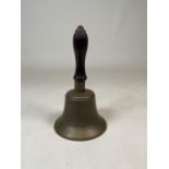 A brass bell with FIDDIAN engraved. W:15cm x D:15cm x H:26cm