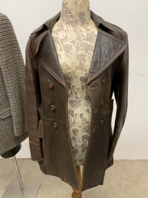 A gentlemans vintage leather jacket 36 together with two gents tweed jackets. Tweed jacket - Image 2 of 4