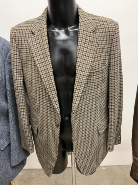 A gentlemans vintage leather jacket 36 together with two gents tweed jackets. Tweed jacket - Image 3 of 4