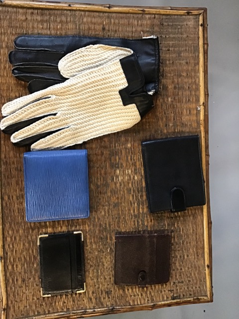 3 leather wallets, 1 leather card holder by 1940s doeskin gents gloves together with 2 shirt collars - Image 3 of 3