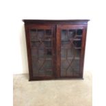Glazed mahogany bookcase with two shelves. W:93cm x D:25cm x H:95cm