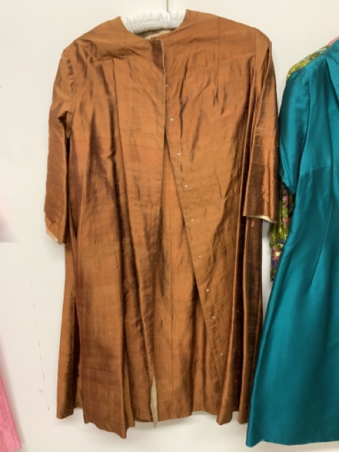 A 1950s raw silk wiggle dress with matching belt together with a 1950s raw silk wiggle dress with - Image 4 of 5