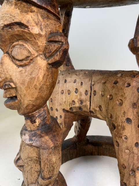 A matched pair of late 19th early 20th century West African (Yaruba) carved hard wood ceremonial - Bild 5 aus 13