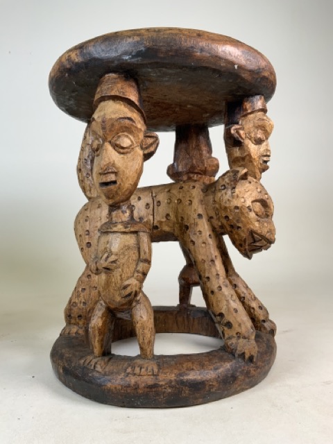 A matched pair of late 19th early 20th century West African (Yaruba) carved hard wood ceremonial - Bild 4 aus 13