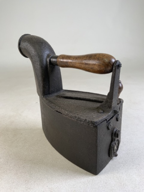 A vintage iron.W:22cm x D:12cm x H:22cm