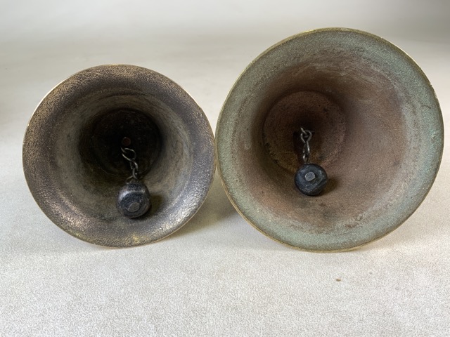 Two brass bell with oak handles.W:15cm x D:15cm x H:25cm - Bild 4 aus 4