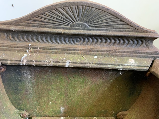 A Victorian cast iron fire basket with later finials. - Bild 5 aus 6