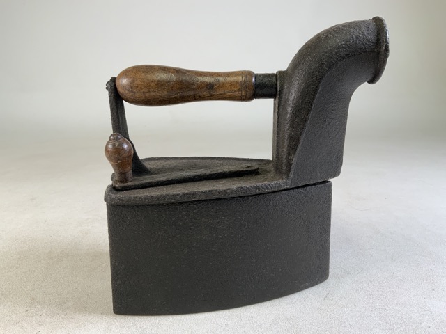 A vintage iron.W:22cm x D:12cm x H:22cm - Bild 3 aus 4