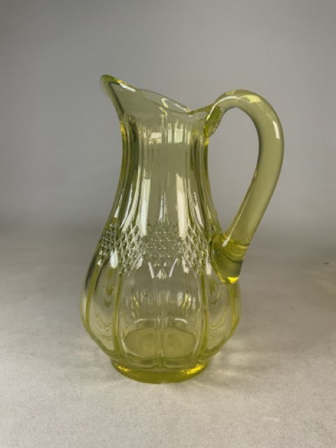 A Uranium yellow glass jug and punch bowl. Jug: H: 31cm. Punch bowl: W:40cm H: 12cm - Image 4 of 6