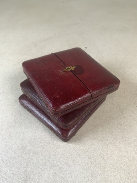 Three circular Victorian photographs in leather cases. W:10cm. - Bild 3 aus 3