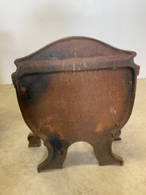 A Victorian cast iron fire basket with later finials. - Bild 3 aus 6