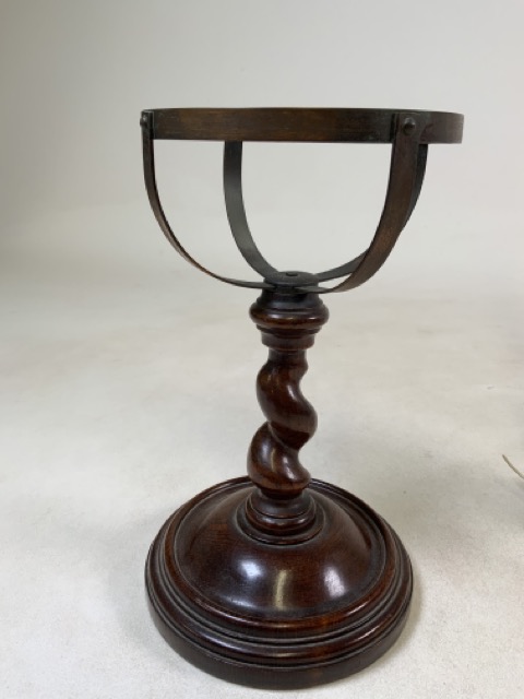 A solid marble table lamp, a copper oil lamp with chimney also with a turned mahogany stand.Marble - Bild 3 aus 5