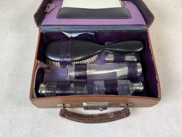 A travelling dressing set with mirror and brush in a leather case. W:24cm x D:17cm x H:7cm - Bild 2 aus 3