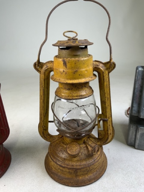 Two painted oil lamps Gremlin and Chalwyn also with two electric lanterns. - Bild 3 aus 7