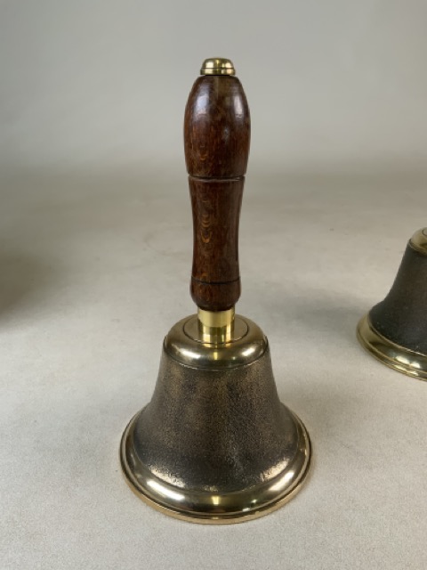 Two brass bell with oak handles.W:15cm x D:15cm x H:25cm - Bild 2 aus 4