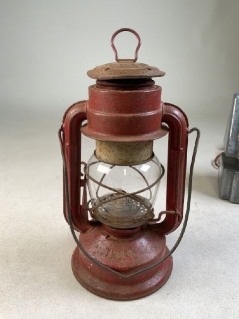 Two painted oil lamps Gremlin and Chalwyn also with two electric lanterns. - Bild 5 aus 7