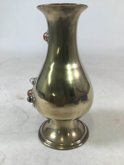 An Arts and Crafts style baluster shaped brass vase with inset glass cabochon decoration. H:26cm - Bild 2 aus 3