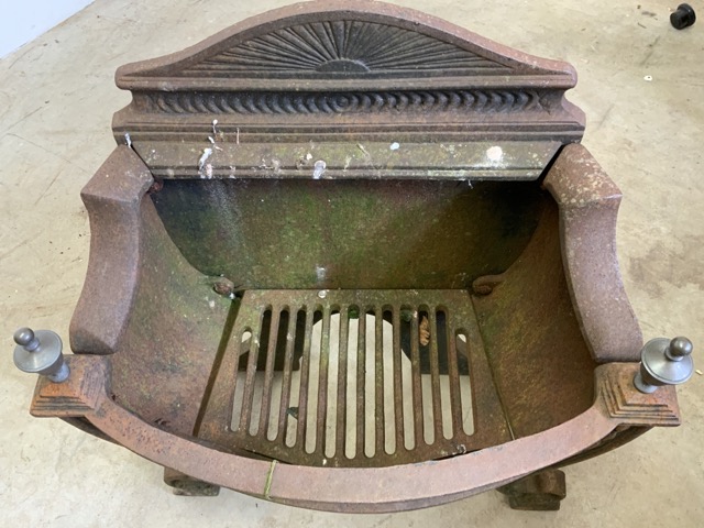 A Victorian cast iron fire basket with later finials. - Bild 4 aus 6