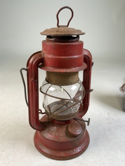 Two painted oil lamps Gremlin and Chalwyn also with two electric lanterns. - Bild 4 aus 7