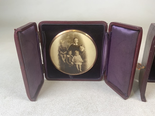 Three circular Victorian photographs in leather cases. W:10cm. - Bild 2 aus 3