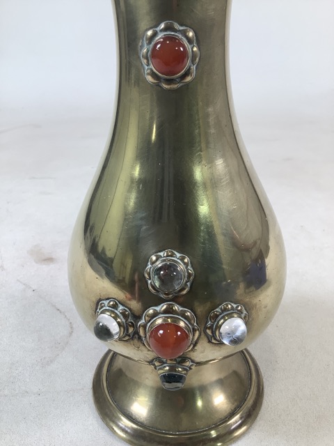 An Arts and Crafts style baluster shaped brass vase with inset glass cabochon decoration. H:26cm - Bild 3 aus 3