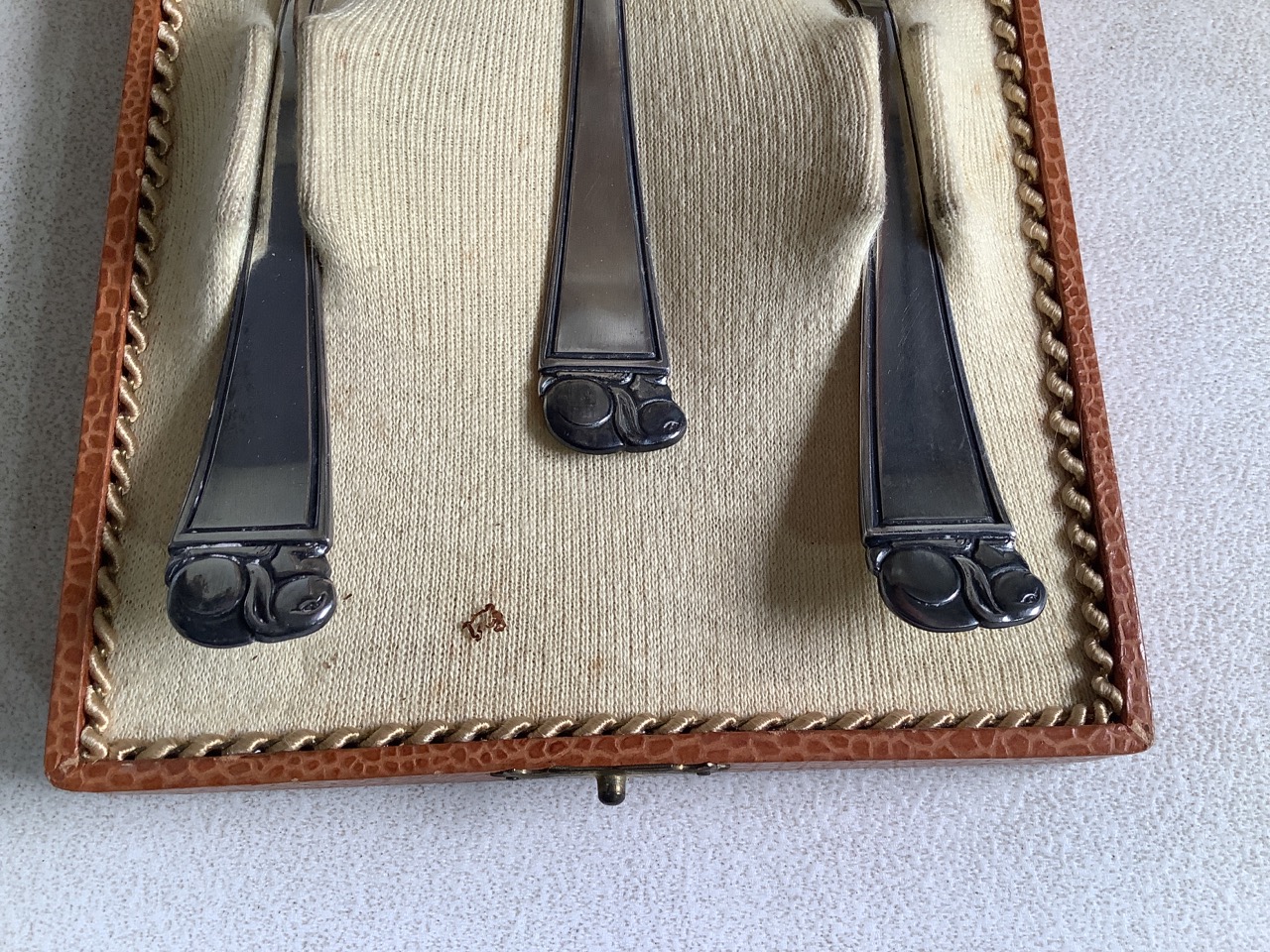 A continental 800 marked Arts and Crafts style silver christening set circa 1905 with stylised - Bild 2 aus 3