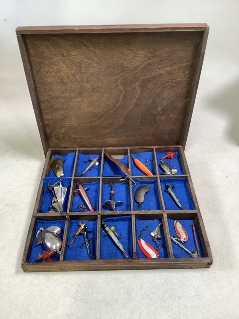 20 vintage fishing lures in box. Including one by Toby of Sweden