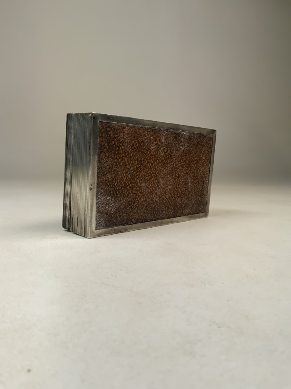 A sterling silver cedar lined cigarette box with engine turned decoration by John Rose Birmingham - Image 5 of 5