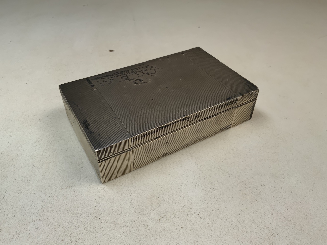 A sterling silver cedar lined cigarette box with engine turned decoration by John Rose Birmingham - Image 3 of 5