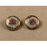 A pair of Meissen buttons.