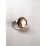 A 9ct gold ring set with central shell cameo. 2.5g. Size L.