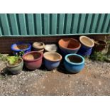 A collection of twelve gardens pots.