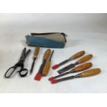 A set of six Foot Print chisels together with a pair of vintage pinking shears