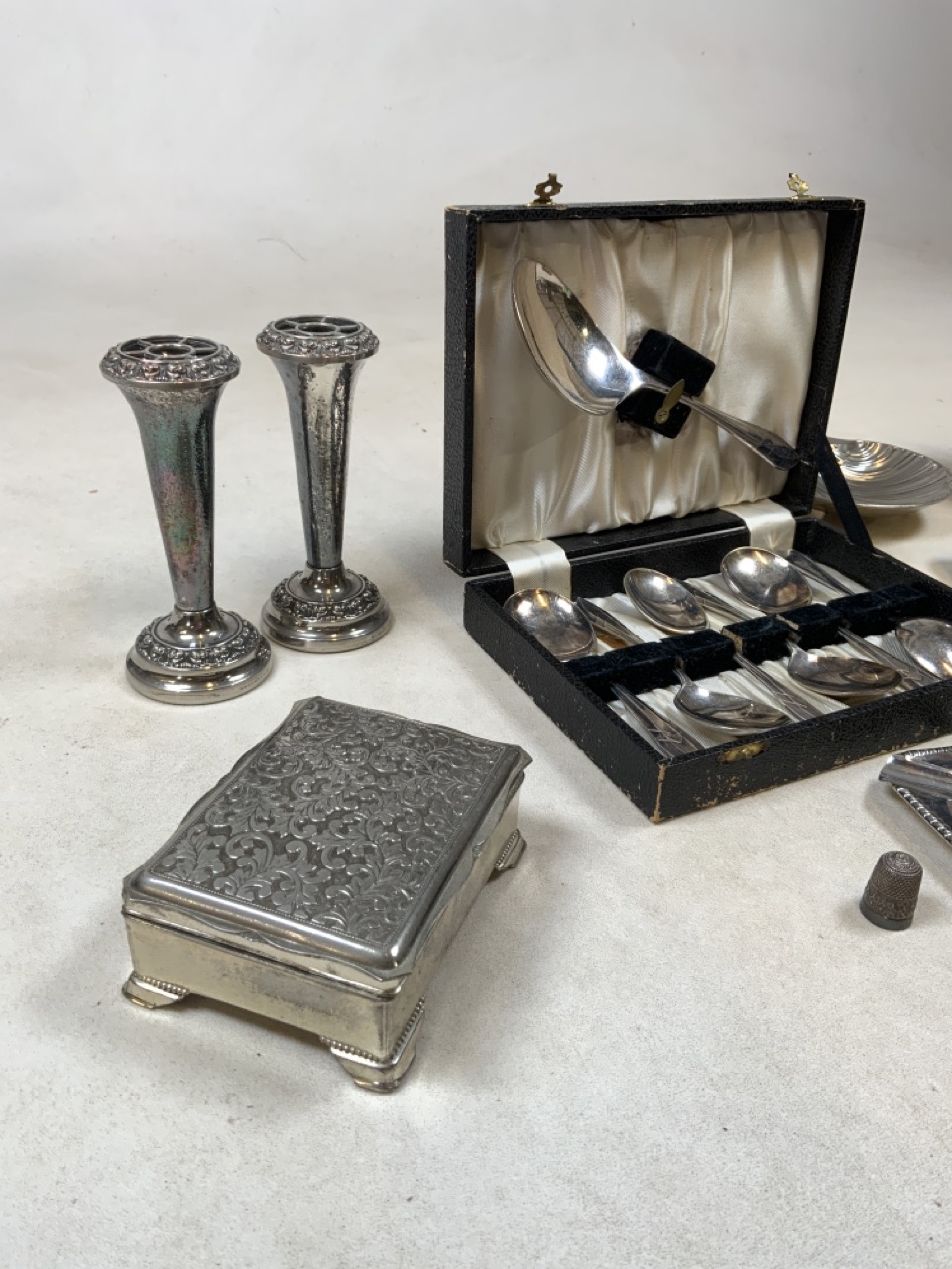 A selection of silver stamped and silver plated items. To include silver stamped: leaf brooch, - Image 3 of 5
