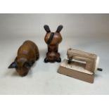 A childs Singer sewing machine together with a pair of wooden cats W:12cm x H:24cm acrobatic cat